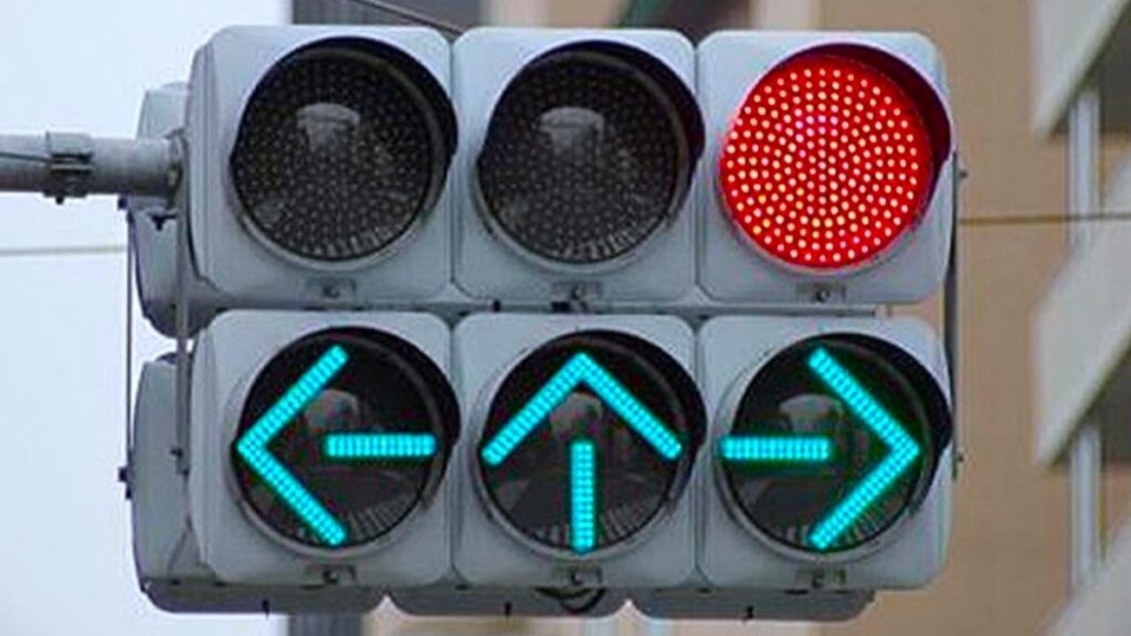 japan-traffic-light-green-arrows